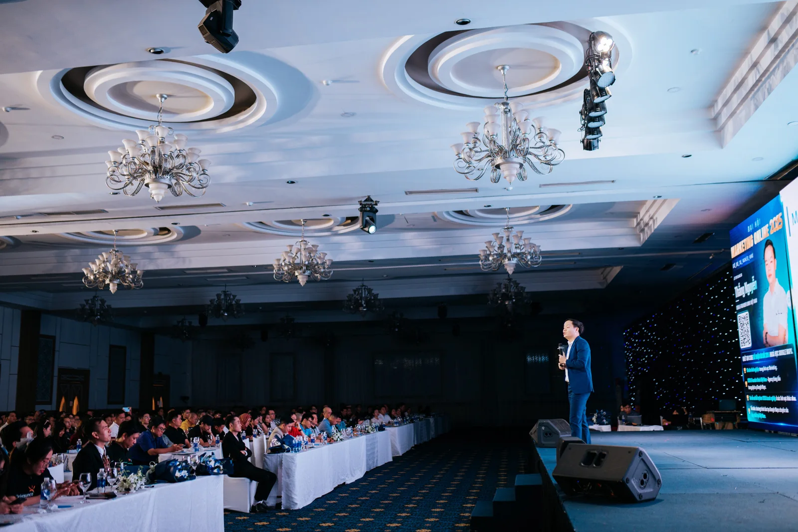 Sự kiện Đại hội Marketing Online 2025 - Gỡ bỏ sự nghèo khó